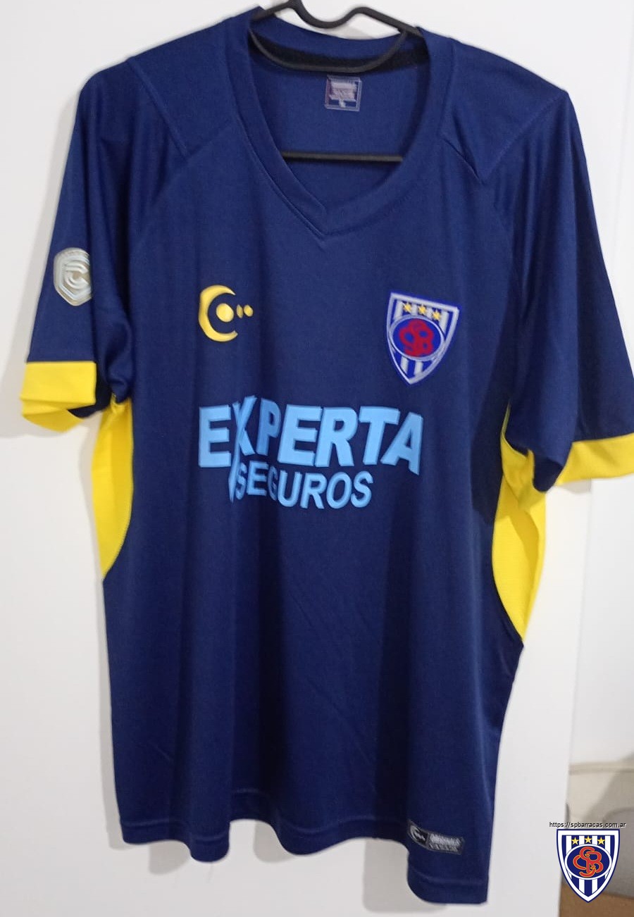 Camiseta suplente utilizada durante la temporada 2025.
