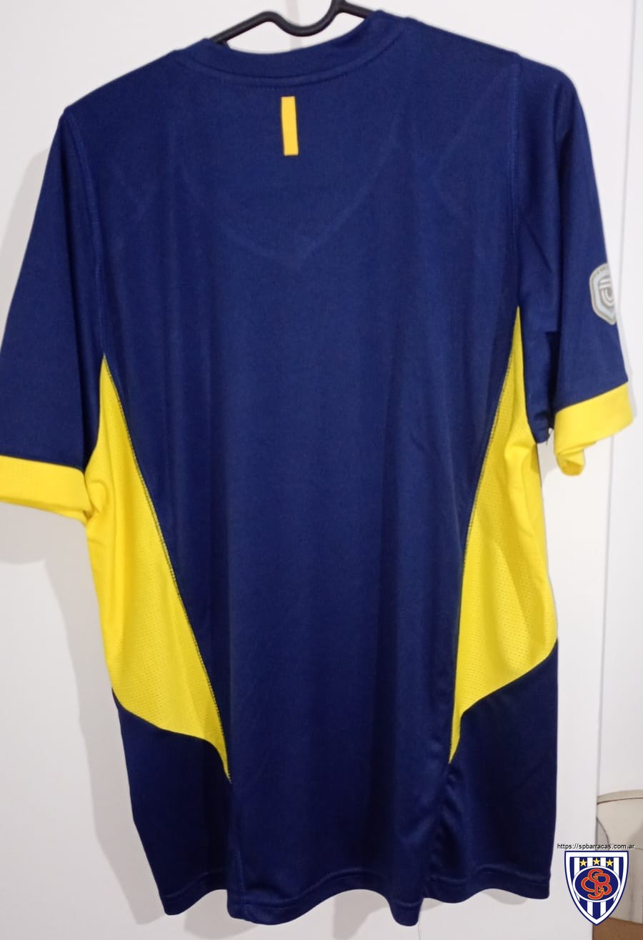 Camiseta suplente utilizada durante la temporada 2025.