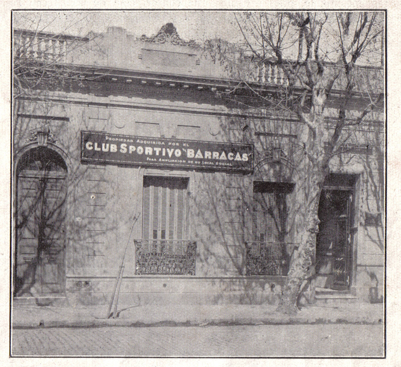 Fachada histórica de la sede social de Sportivo Barracas en sus primeros años