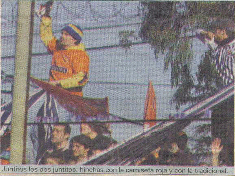 Hinchas de Sportivo Barracas y Bolívar en la definición 2004